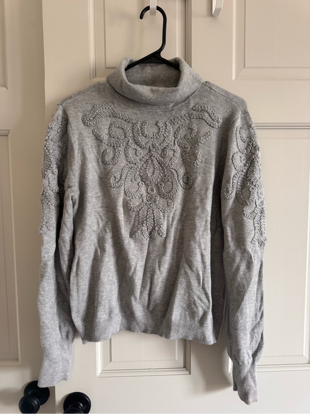 Elie Tahari turtle neck gray embroidered sweater M